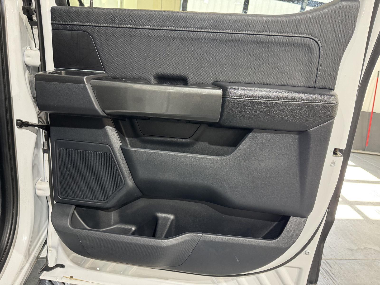 Vehicle photo 28