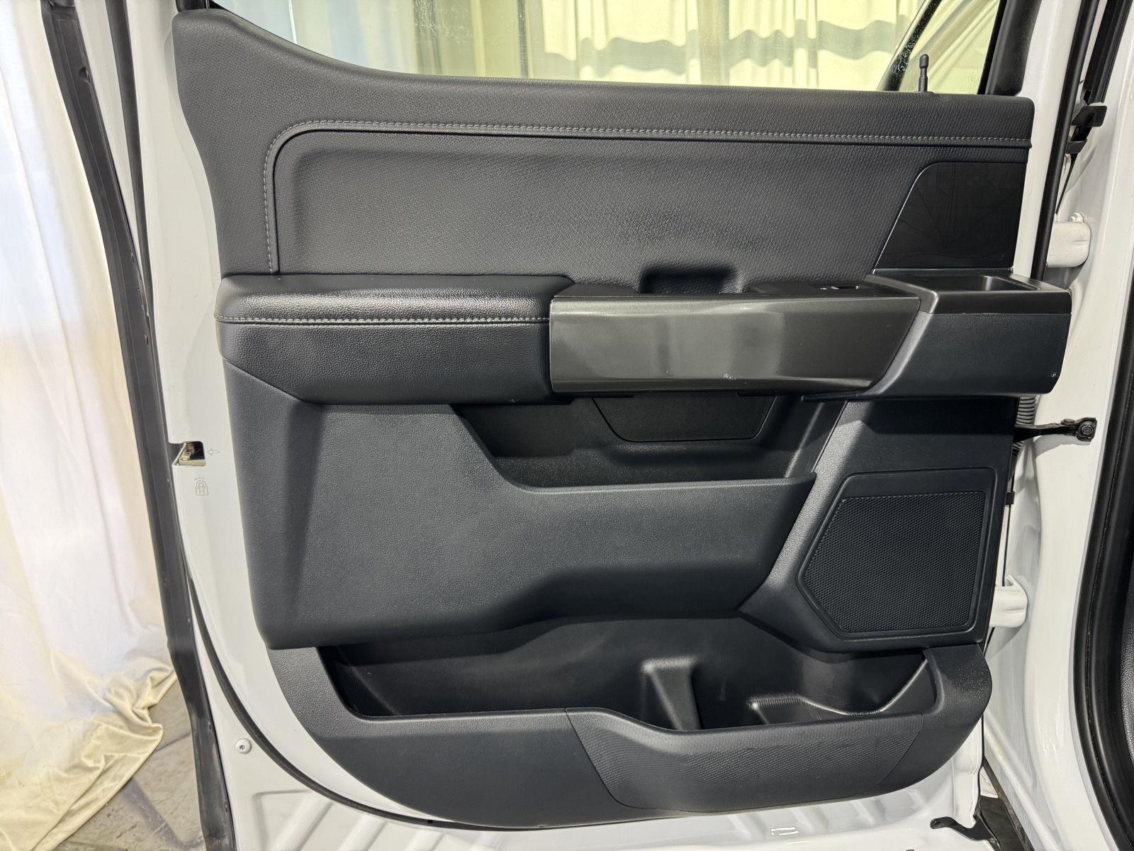Vehicle photo 30