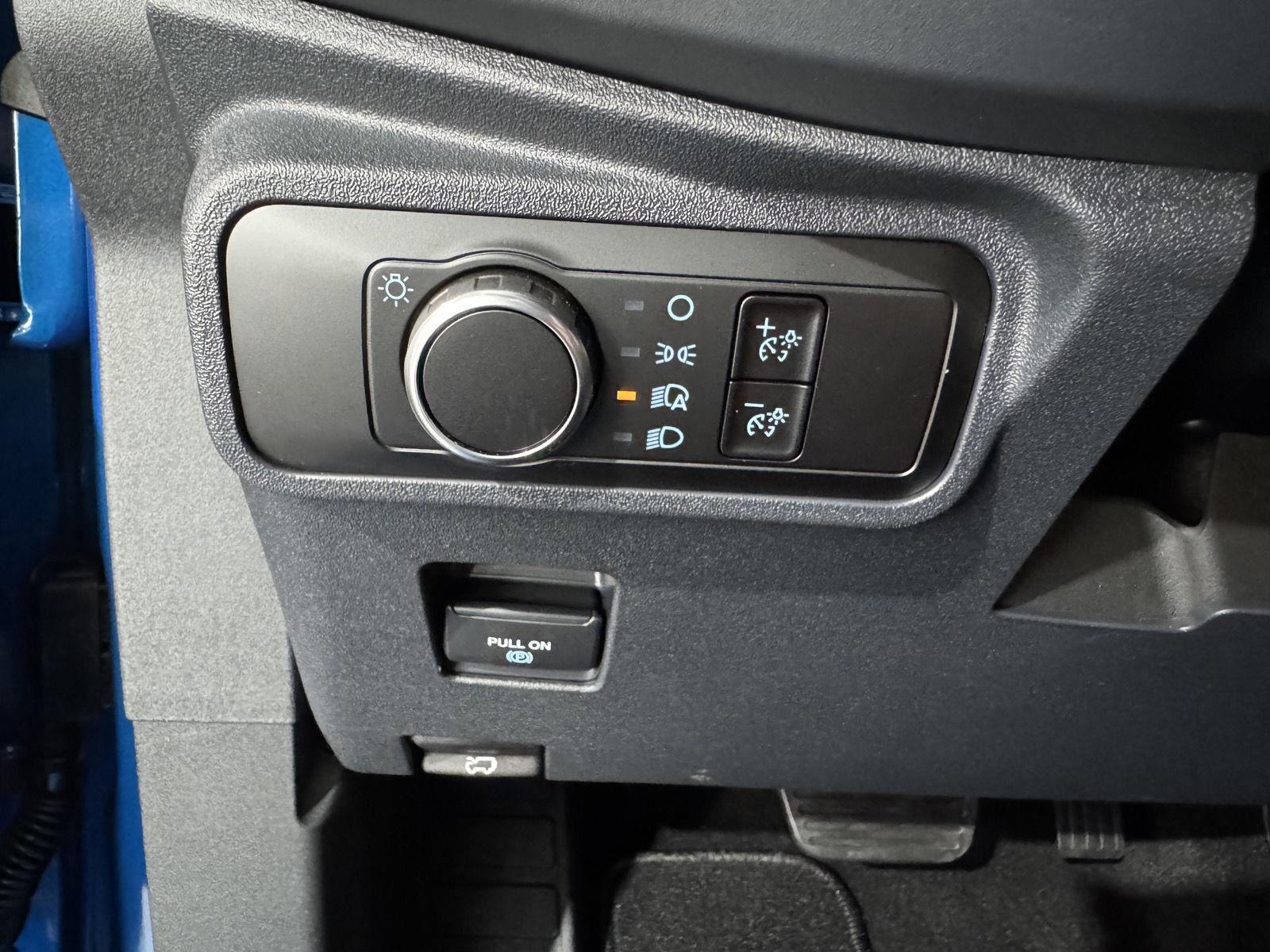 Vehicle photo 17