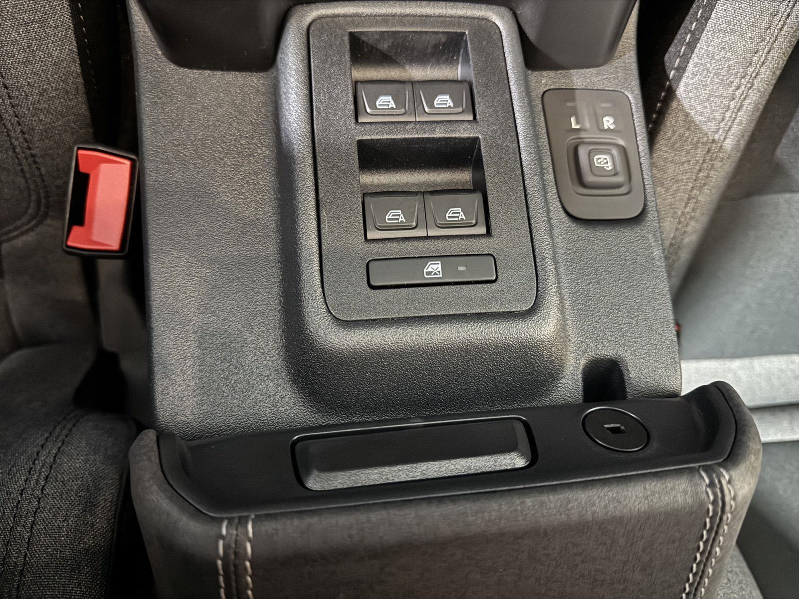 Vehicle photo 38