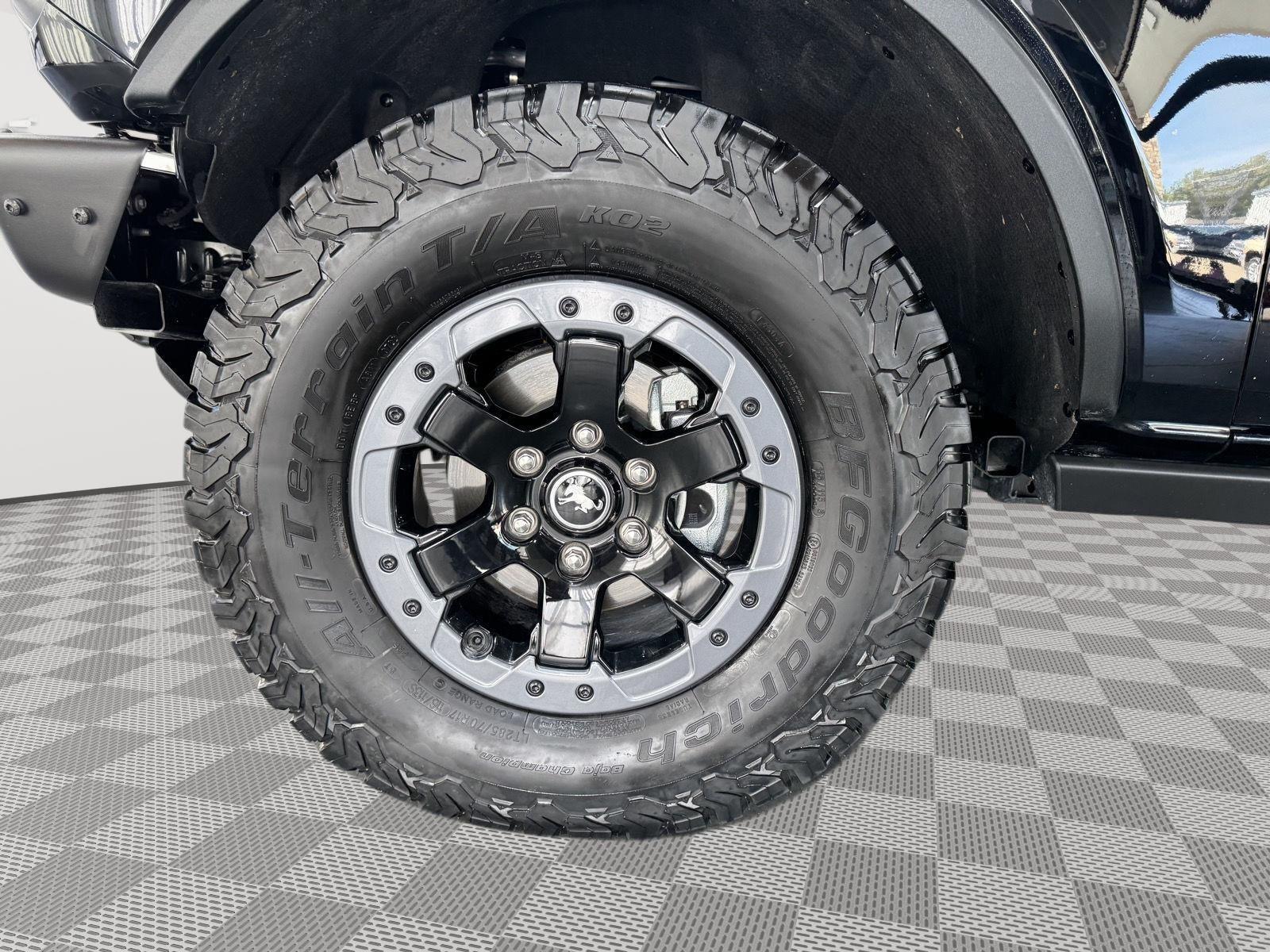 Vehicle photo 12