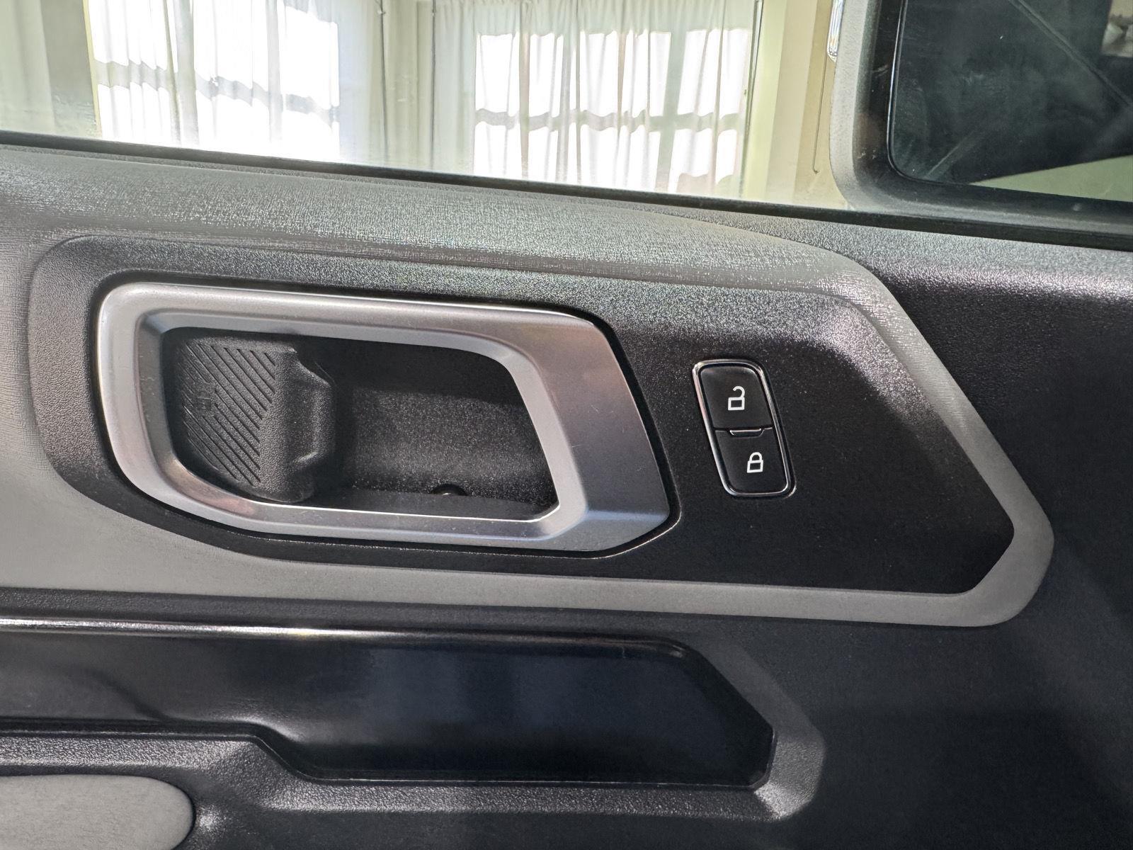 Vehicle photo 19