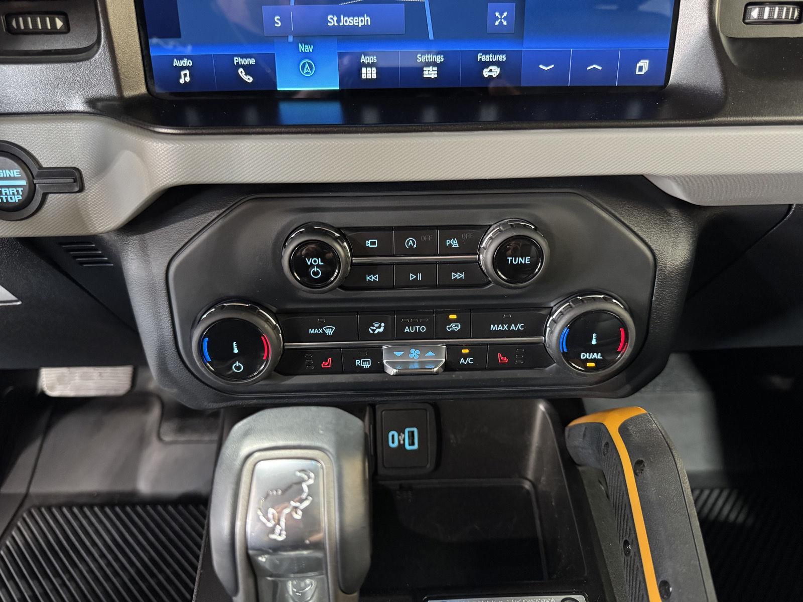 Vehicle photo 33