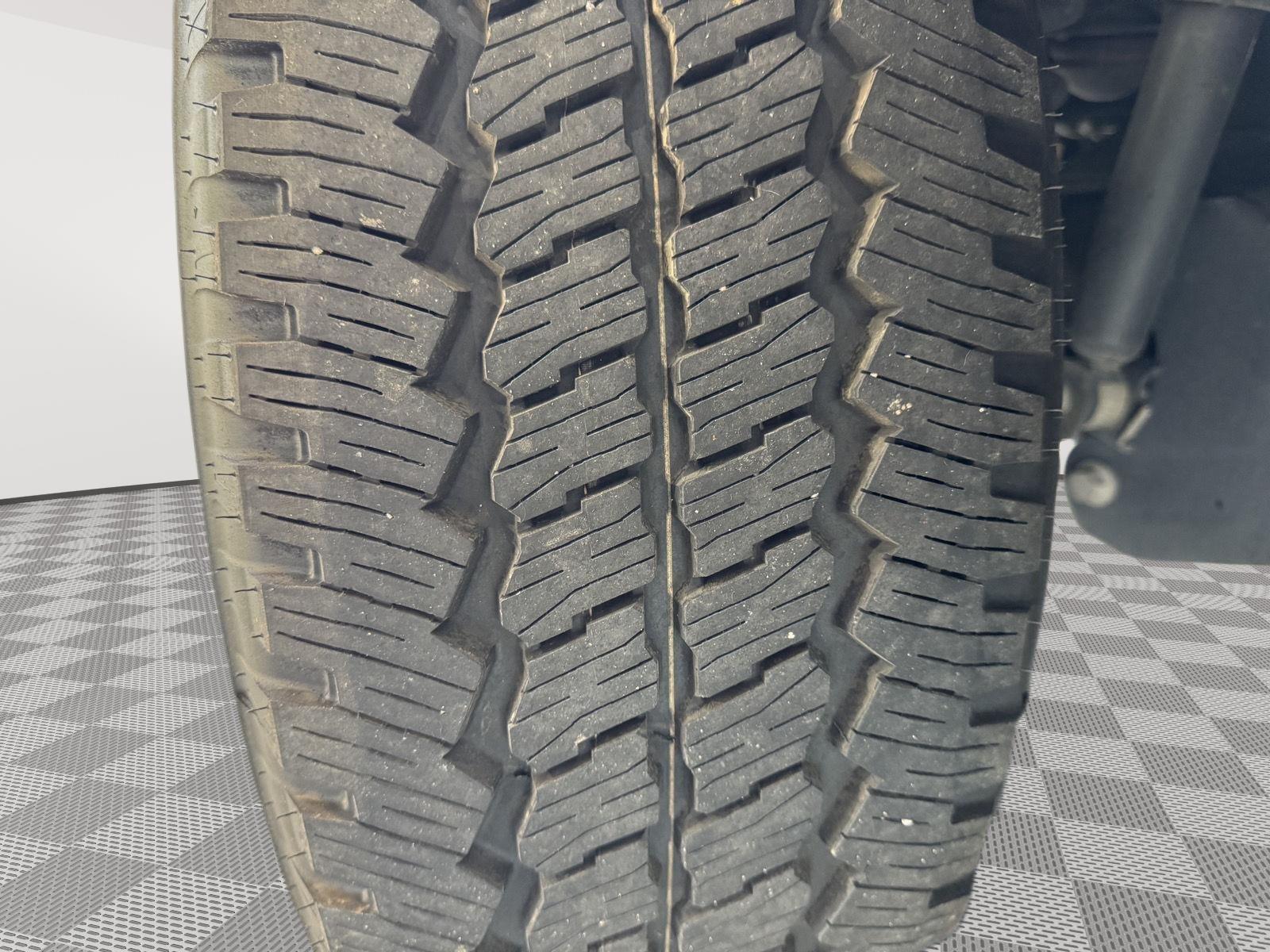 Vehicle photo 12