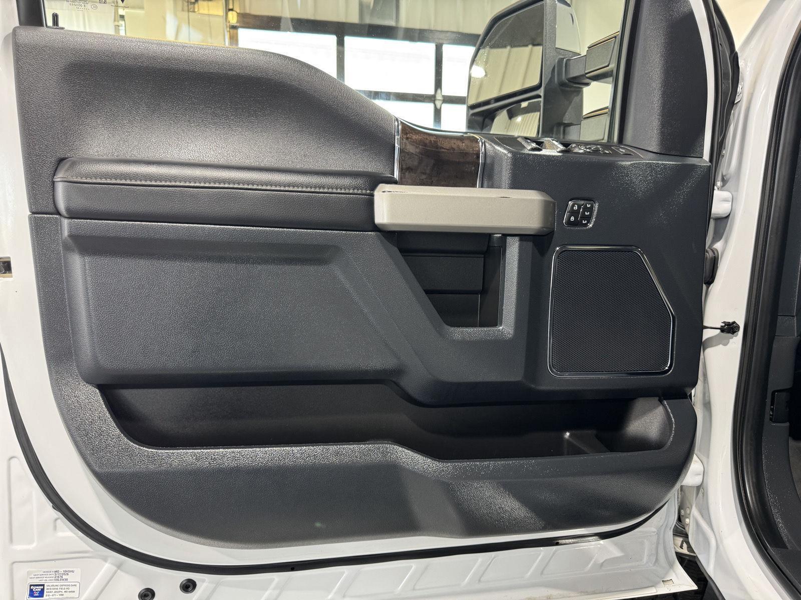 Vehicle photo 17