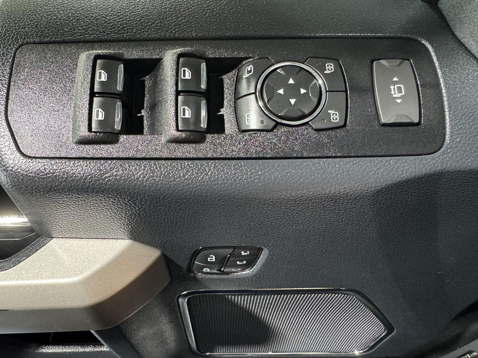 Vehicle photo 18