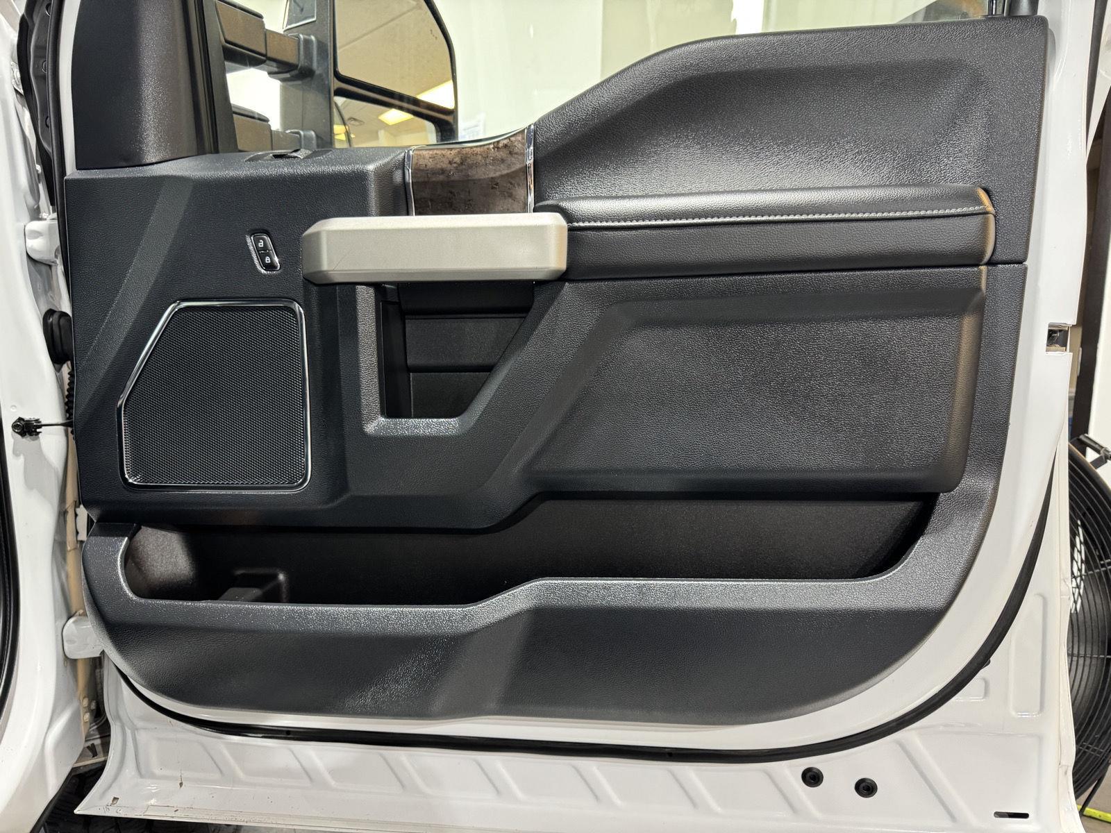 Vehicle photo 25