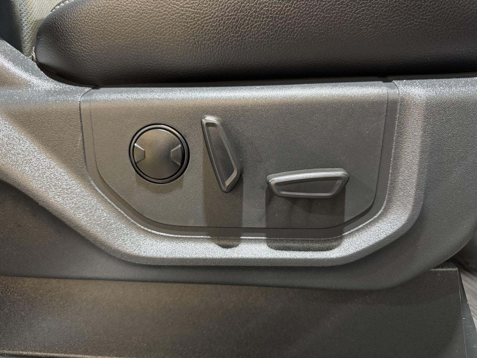 Vehicle photo 28