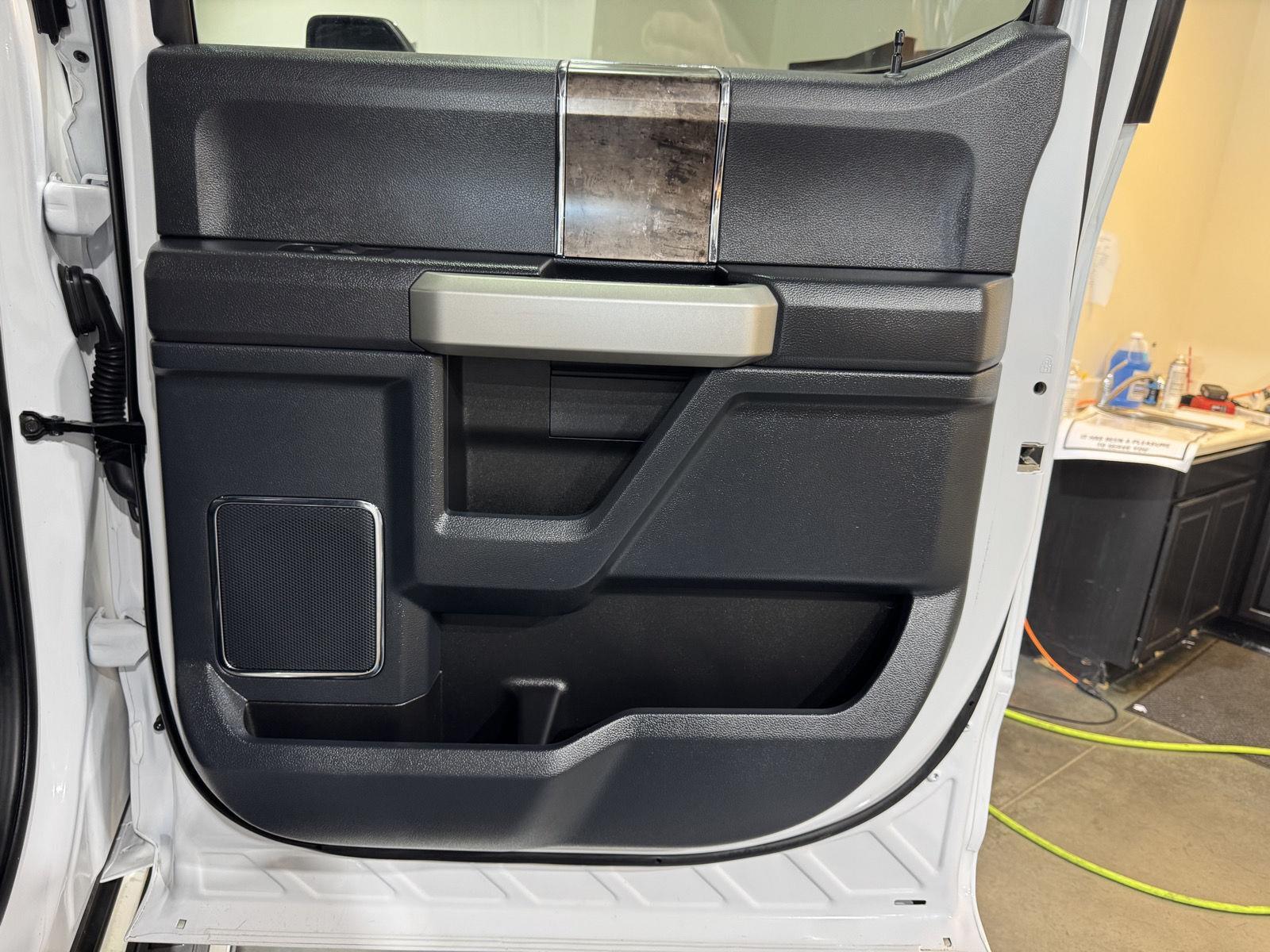 Vehicle photo 29