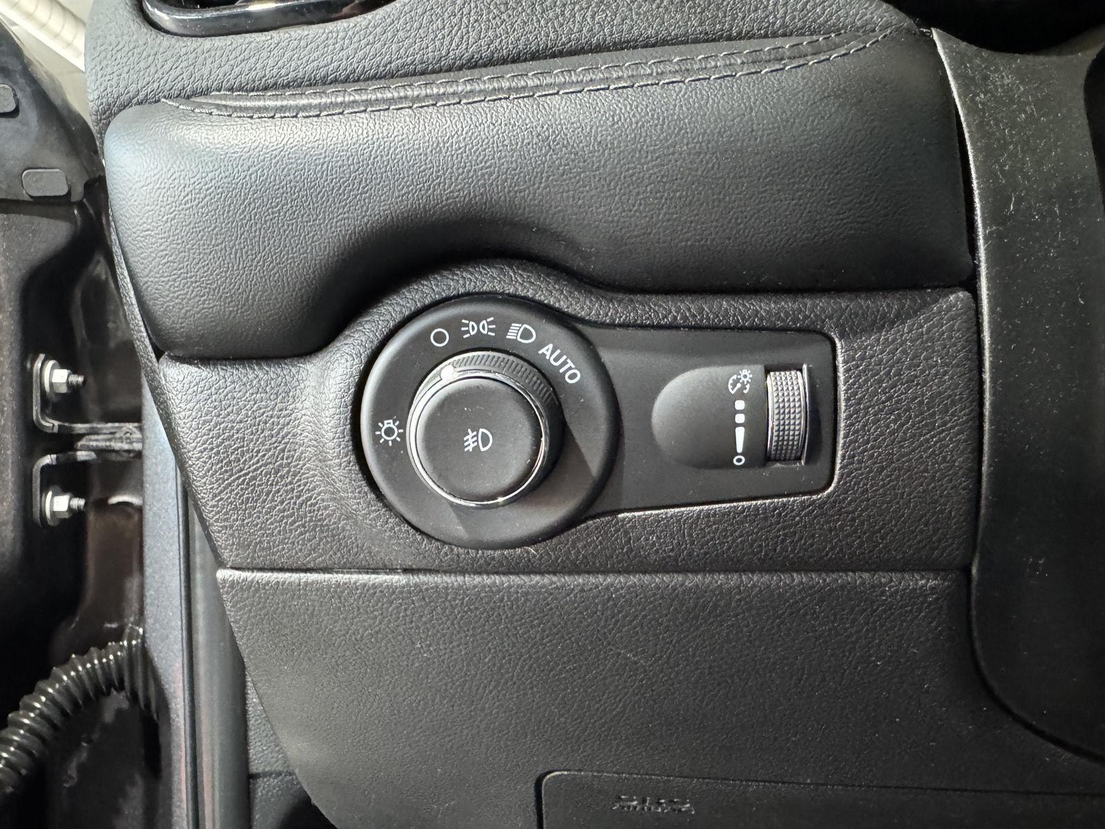 Vehicle photo 19