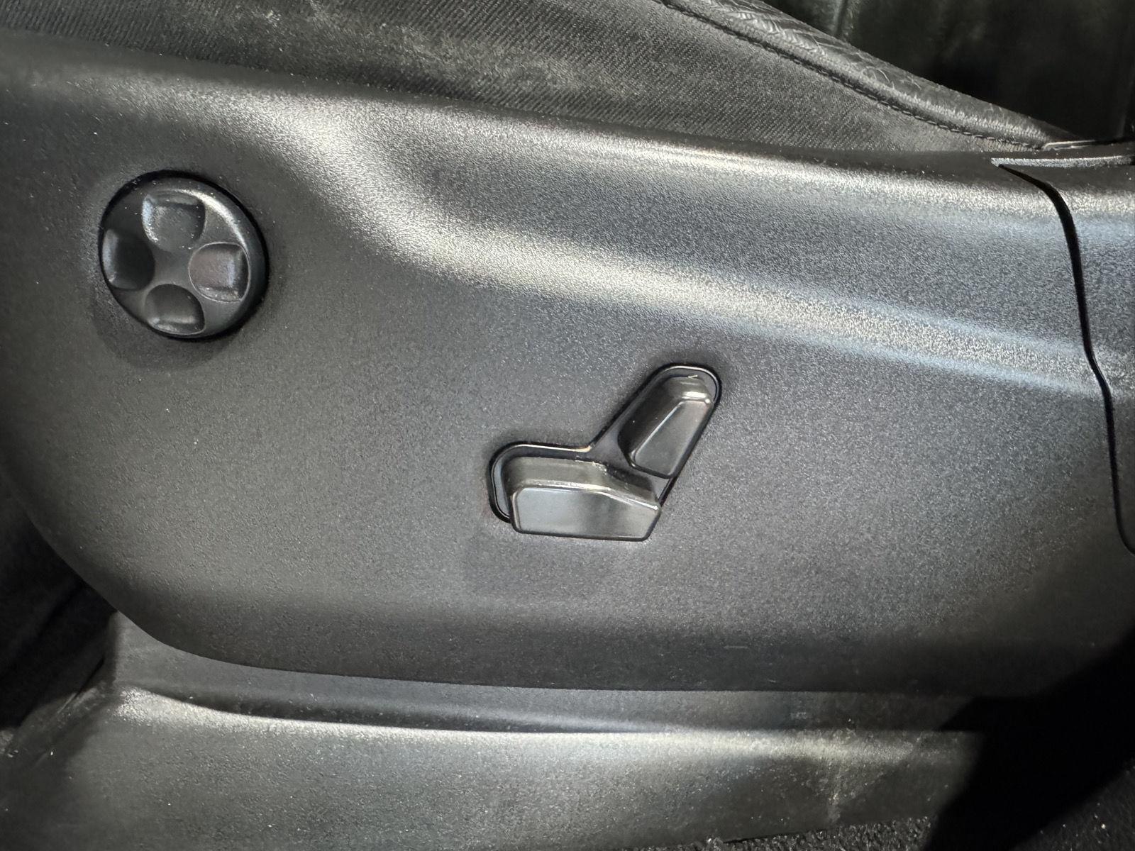 Vehicle photo 22