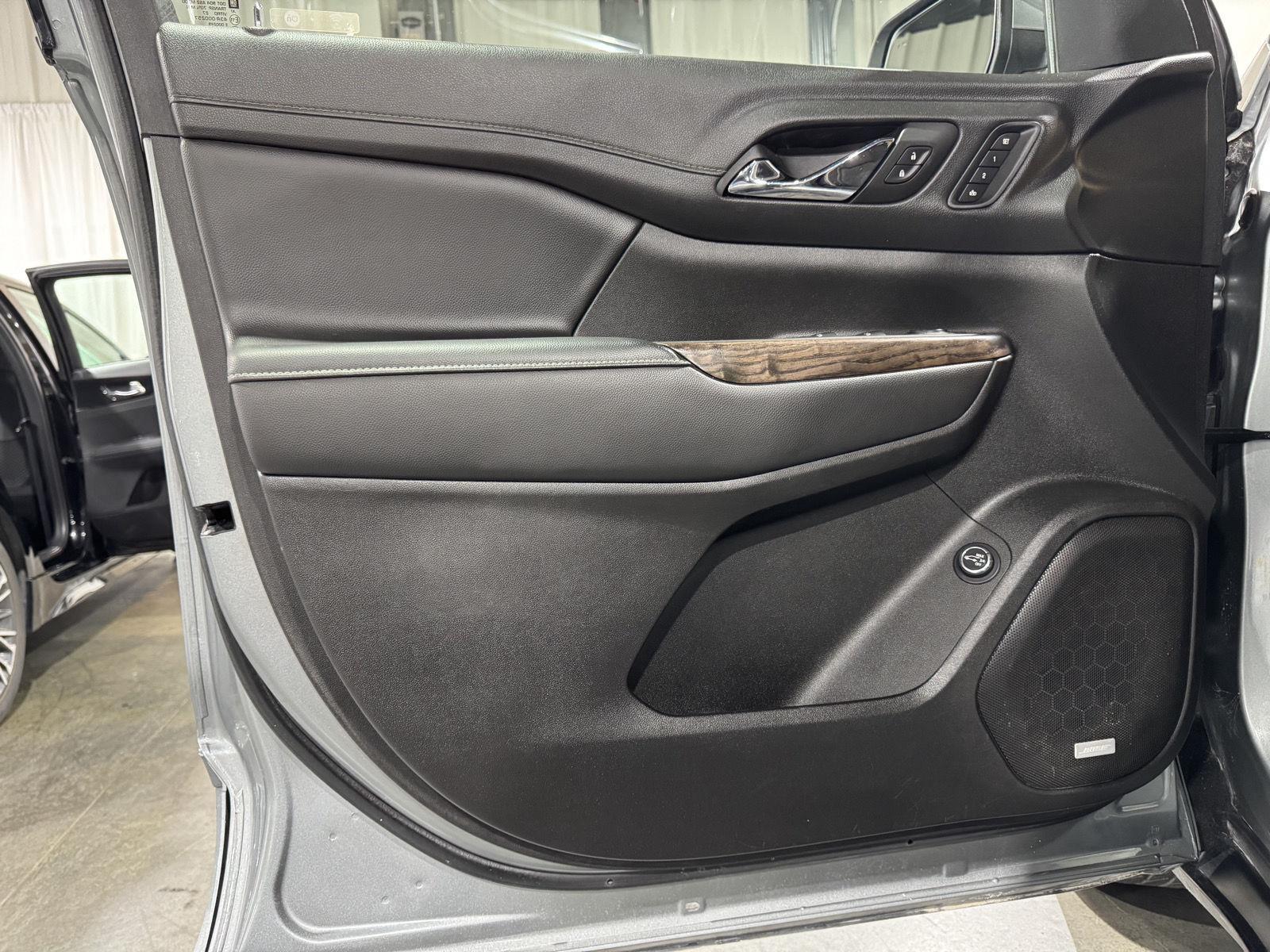 Vehicle photo 17