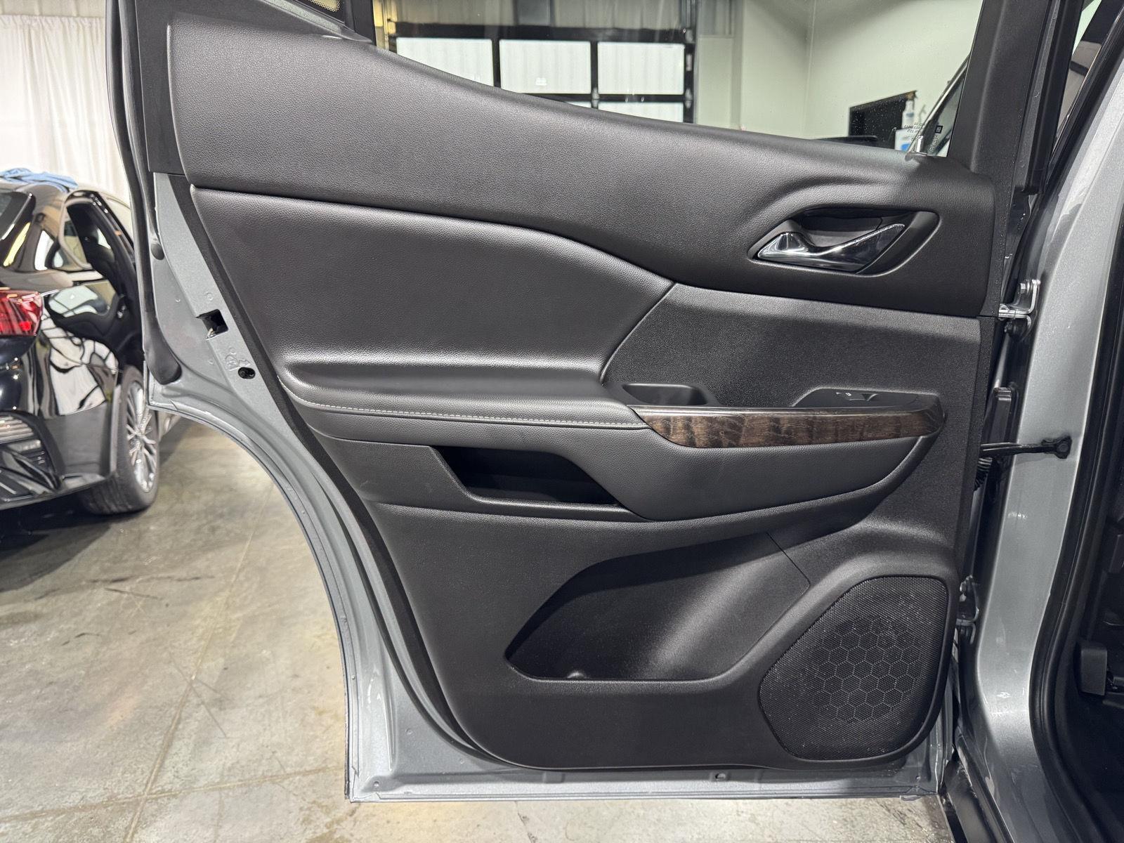 Vehicle photo 32