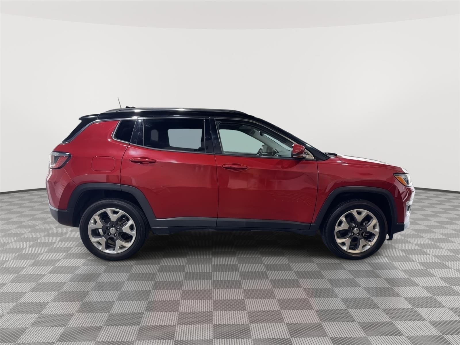 Vehicle photo 7