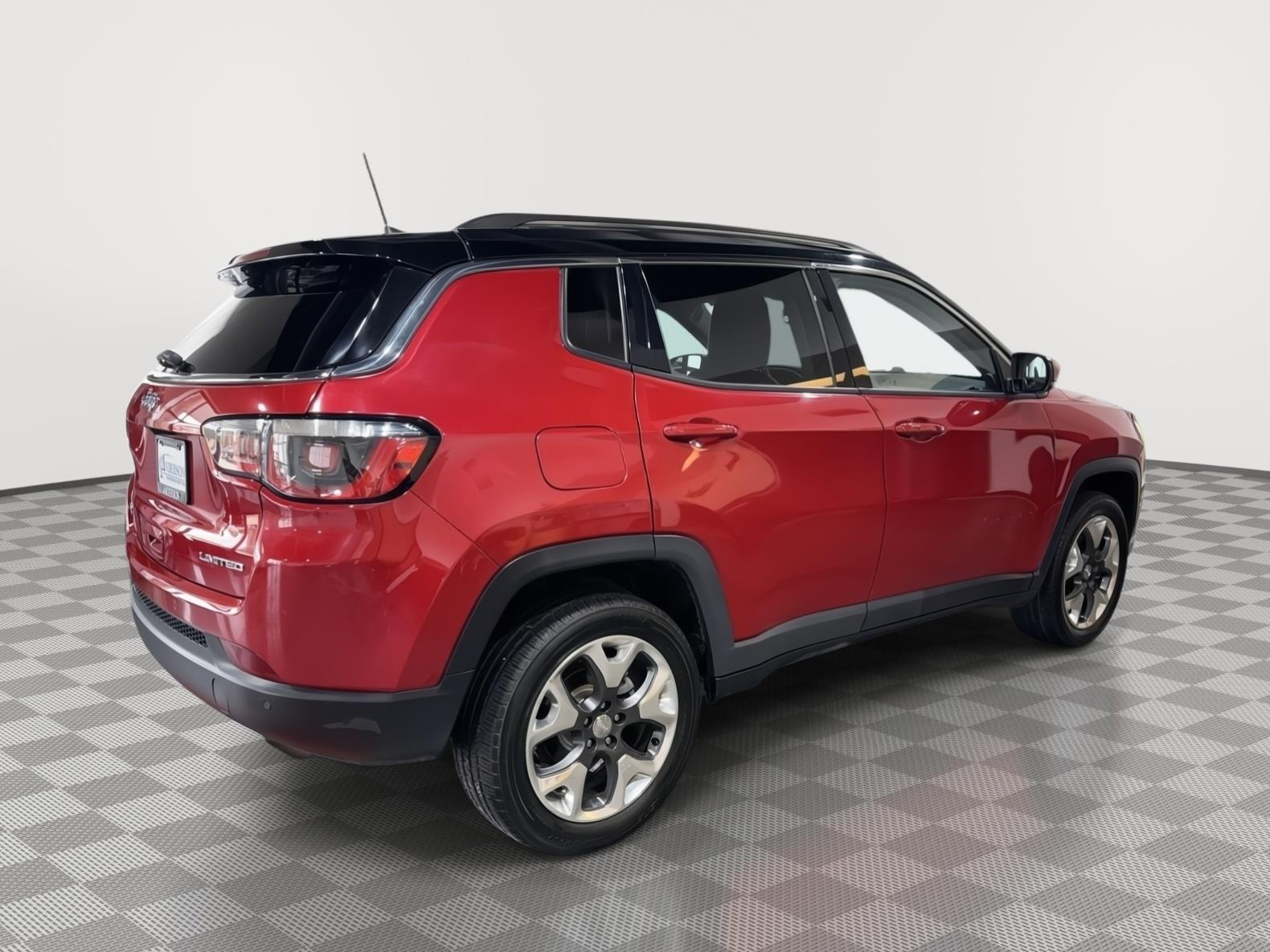 Vehicle photo 8