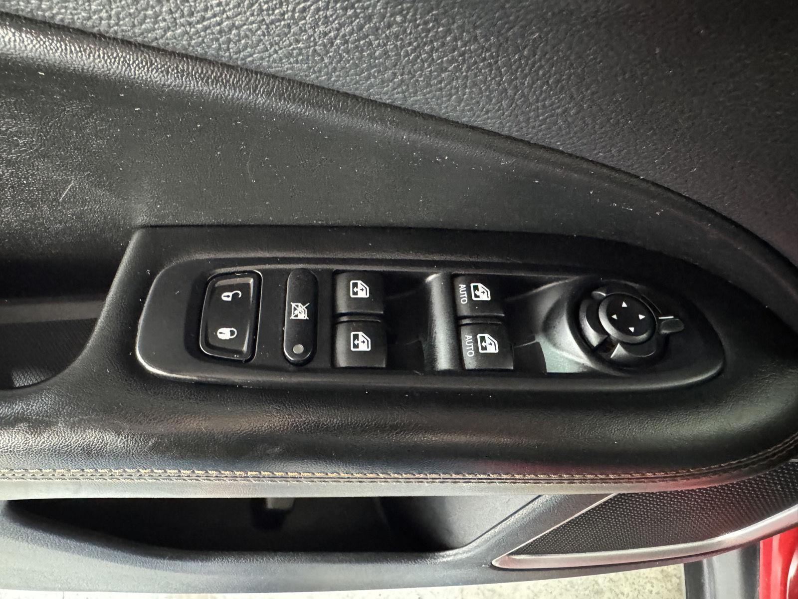 Vehicle photo 17