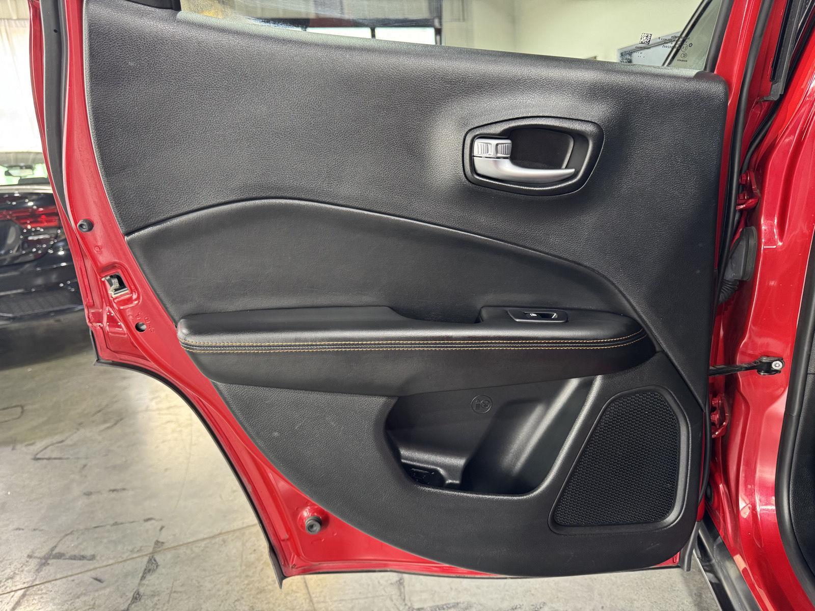 Vehicle photo 30