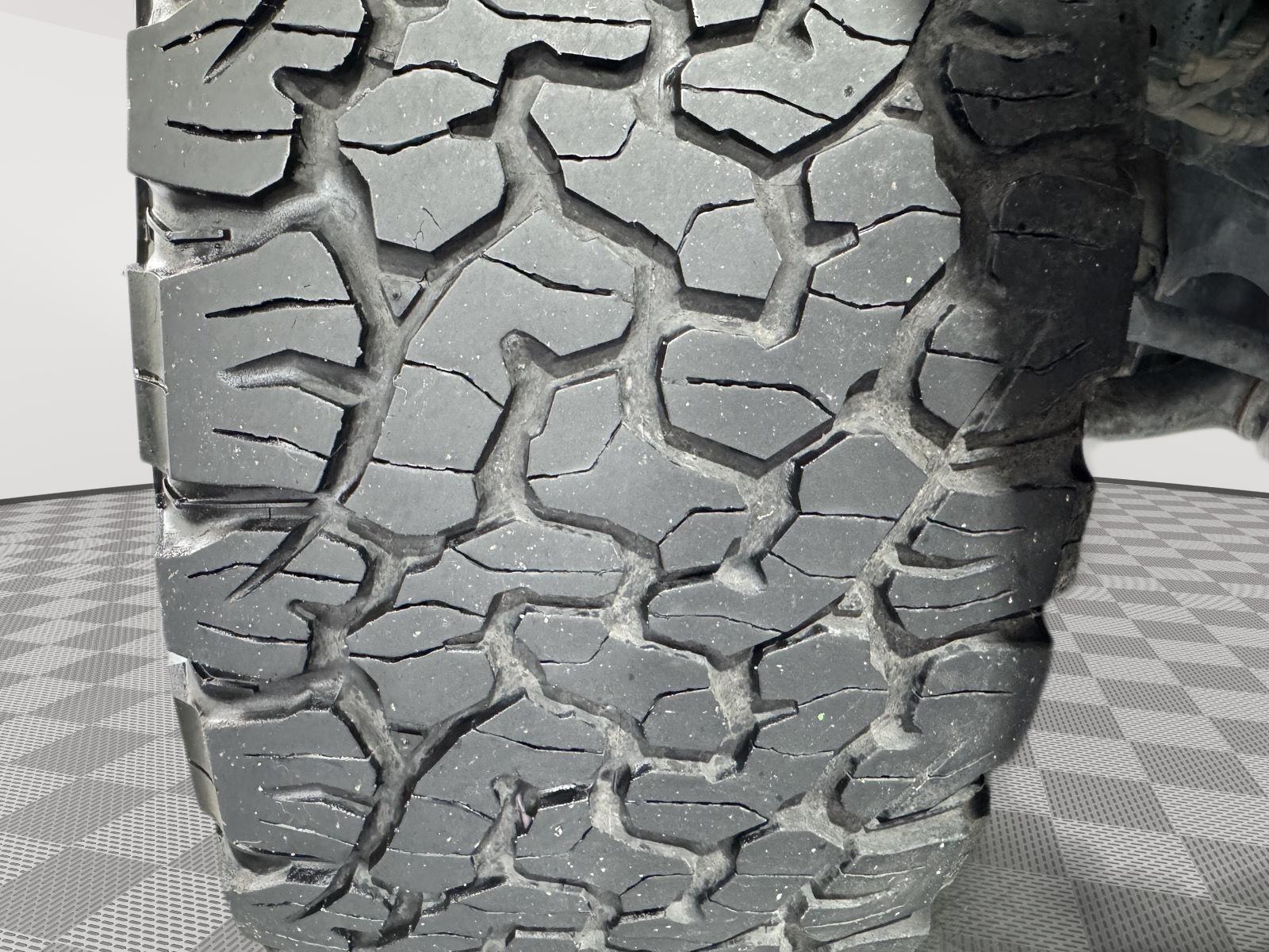 Vehicle photo 12
