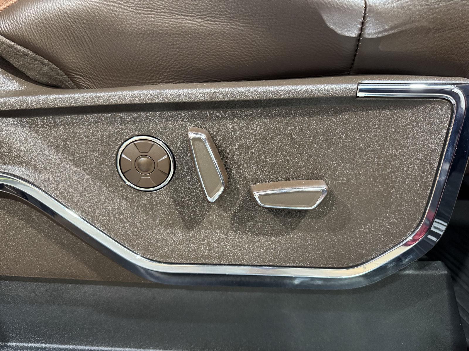 Vehicle photo 28