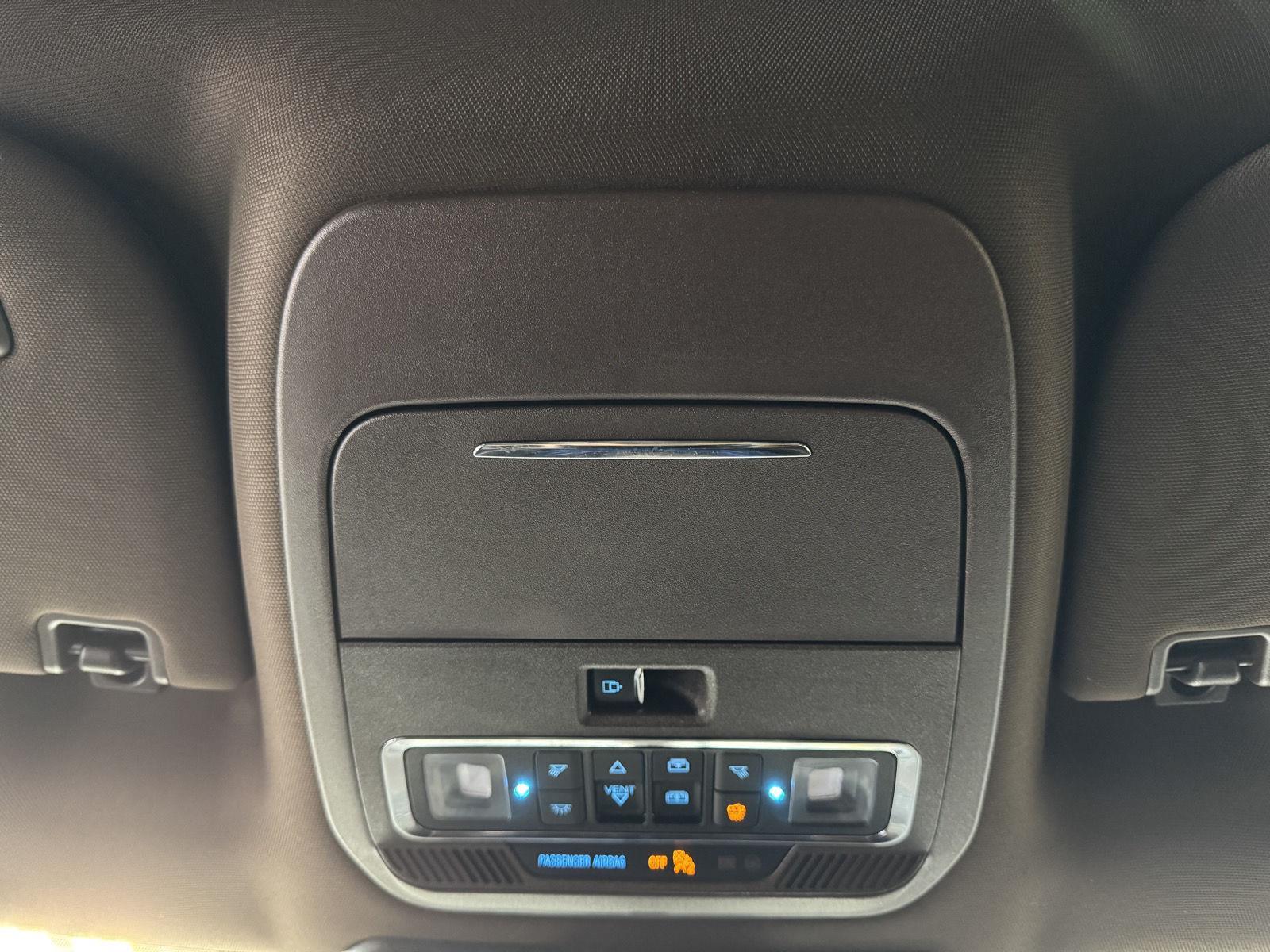 Vehicle photo 33