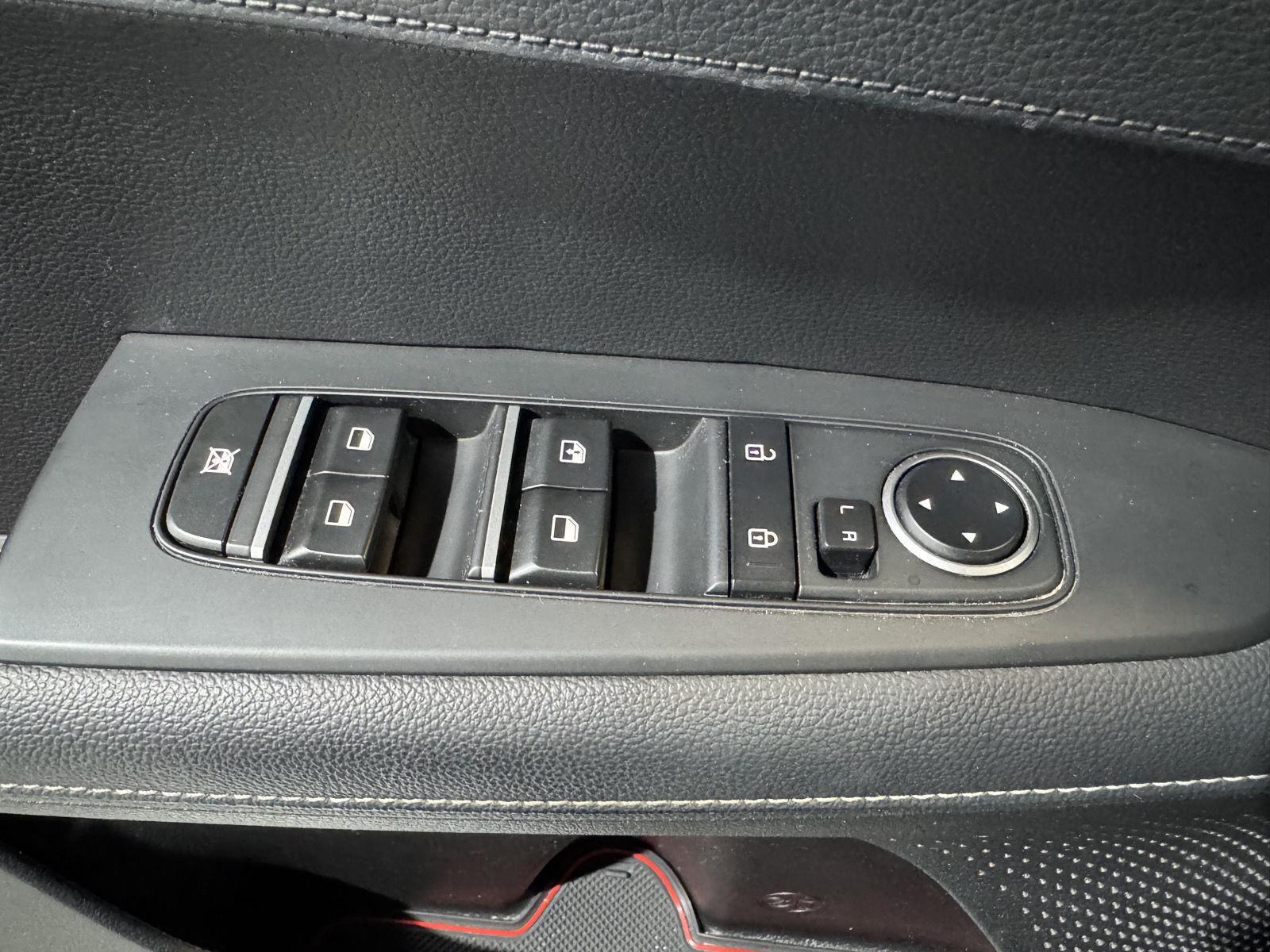 Vehicle photo 18