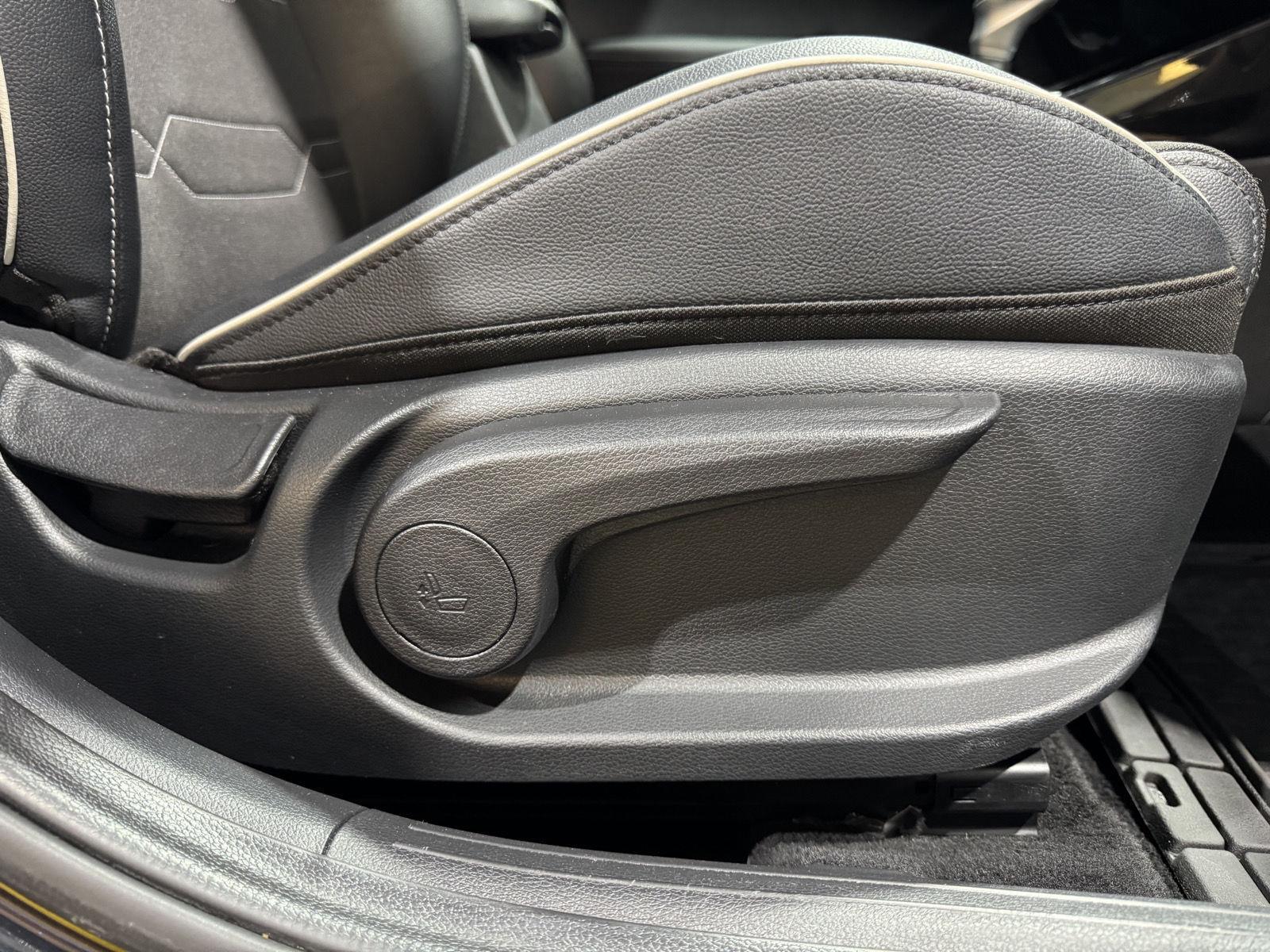 Vehicle photo 28