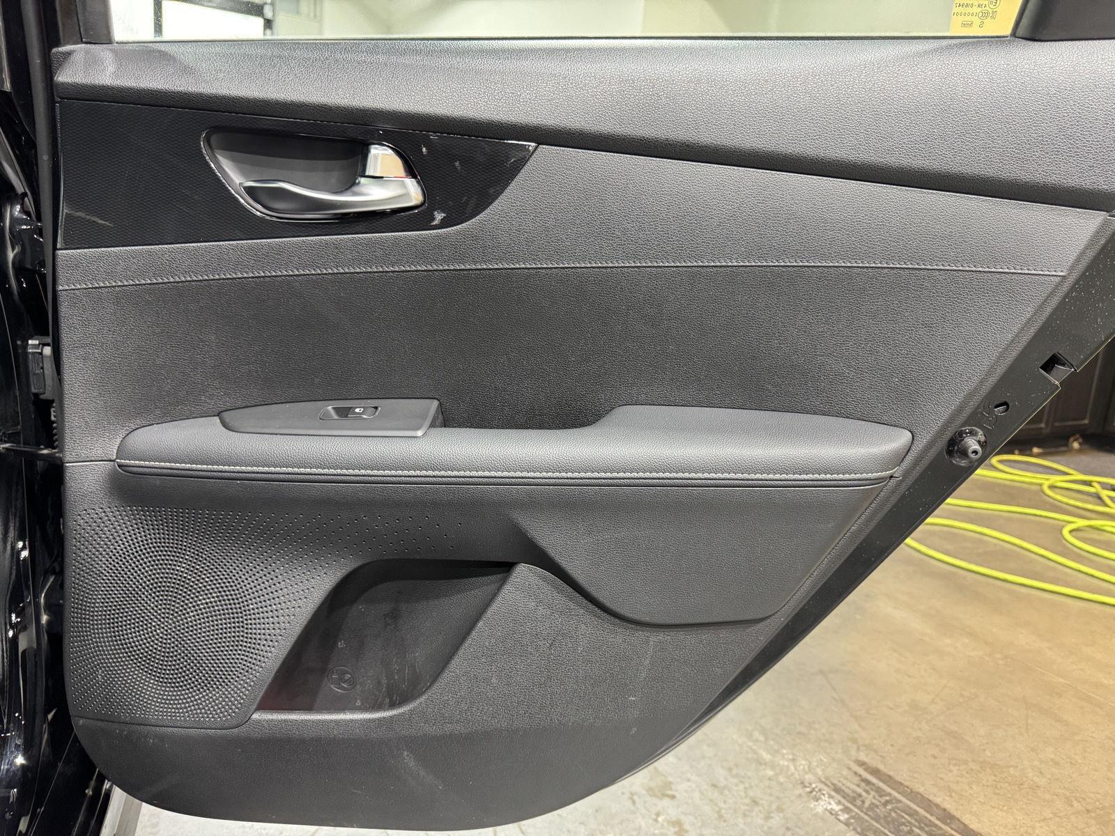 Vehicle photo 29