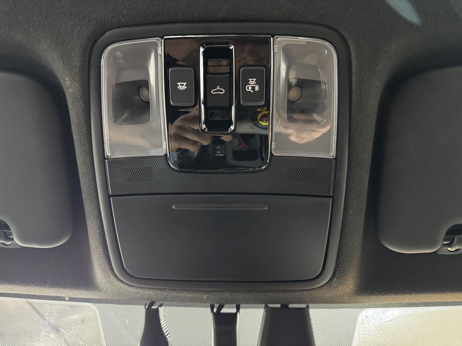 Vehicle photo 33