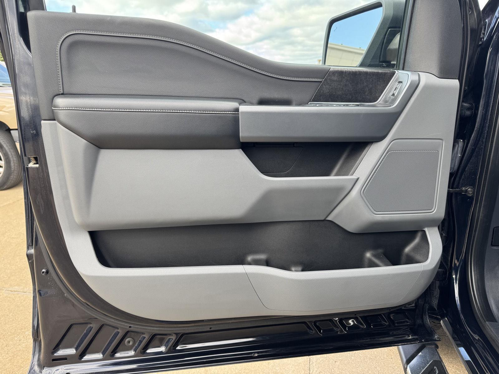 Vehicle photo 17