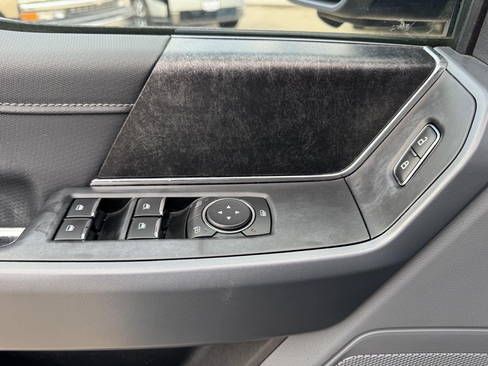 Vehicle photo 18