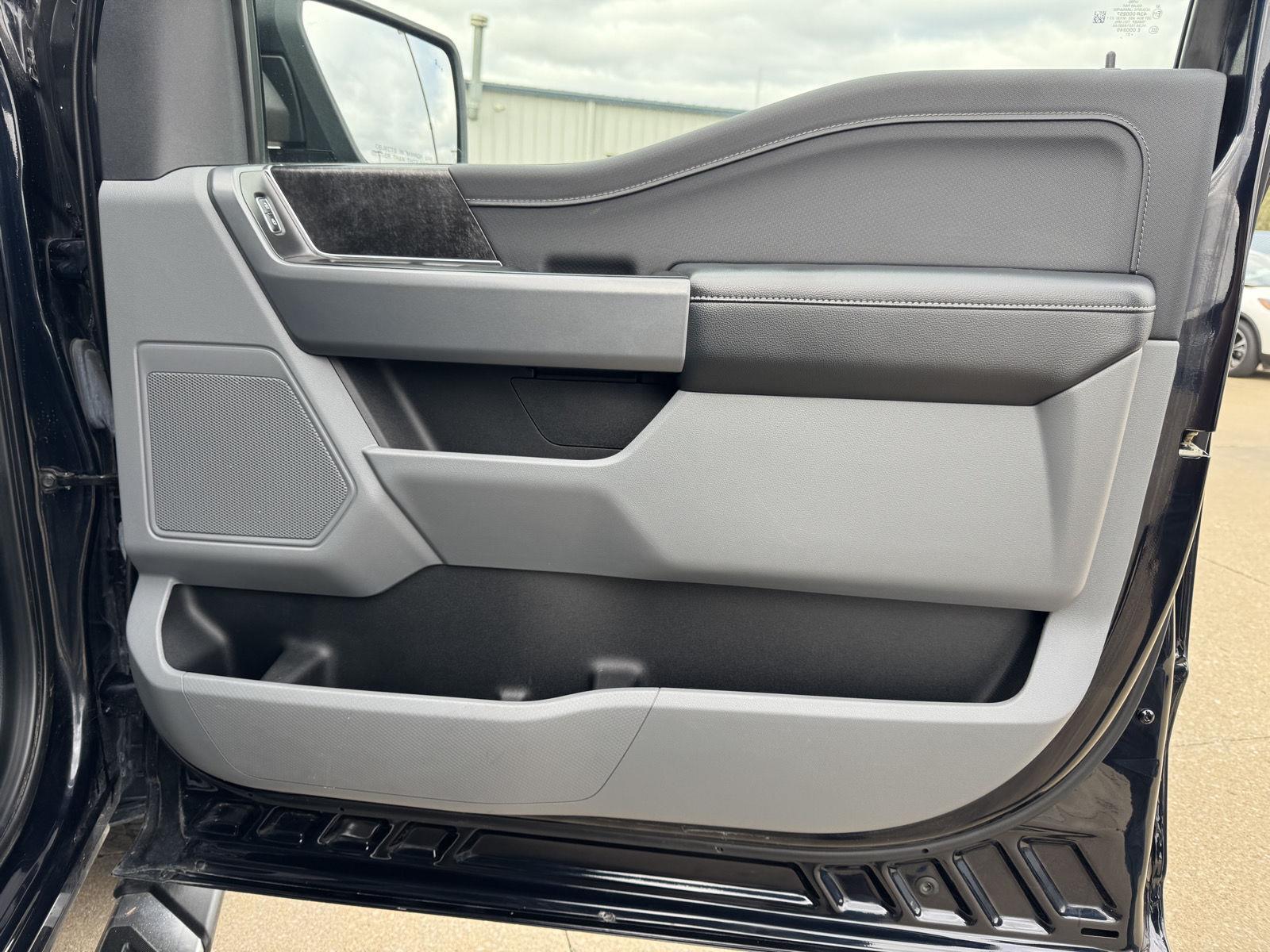 Vehicle photo 24