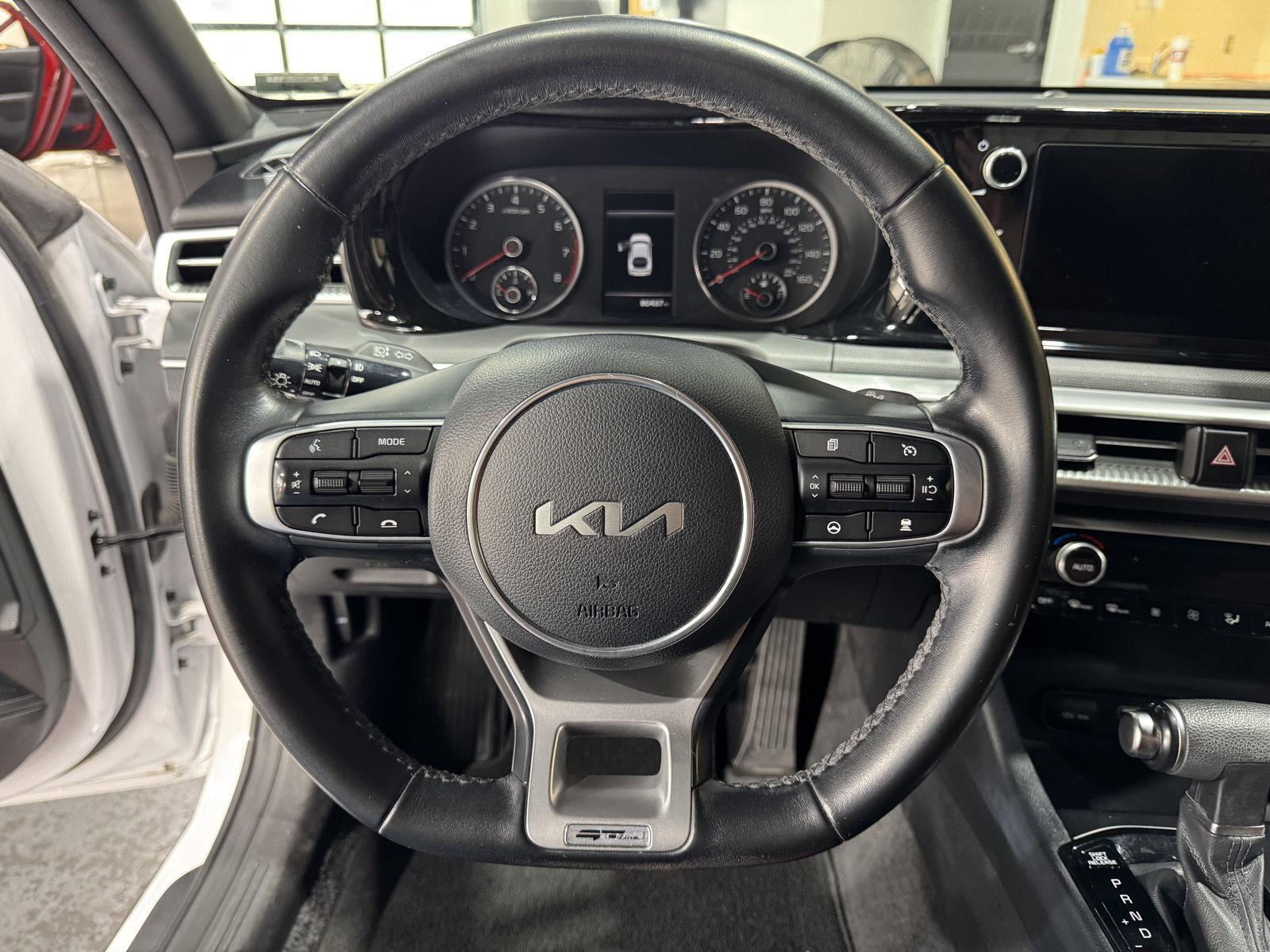 Vehicle photo 13