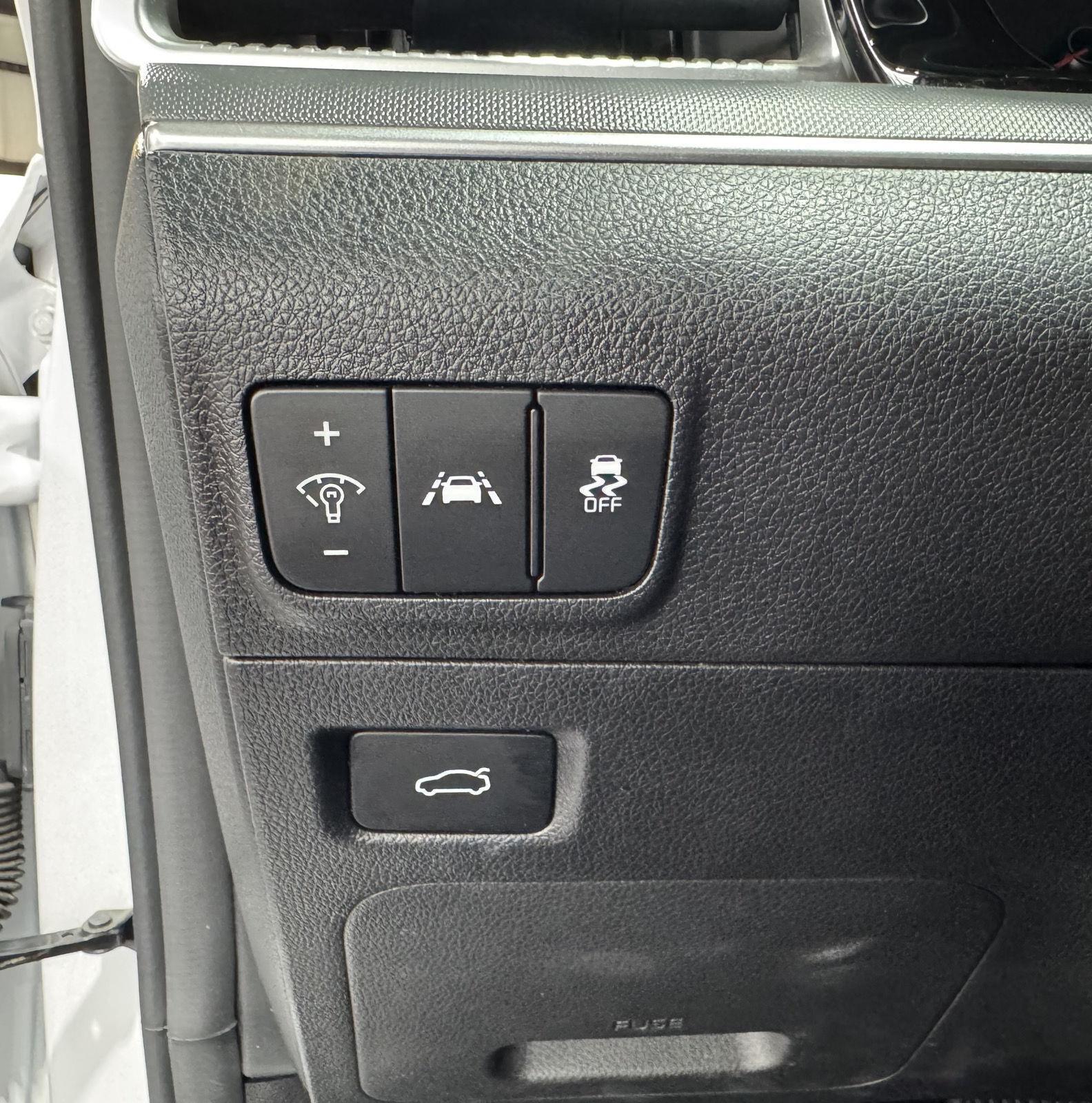 Vehicle photo 19
