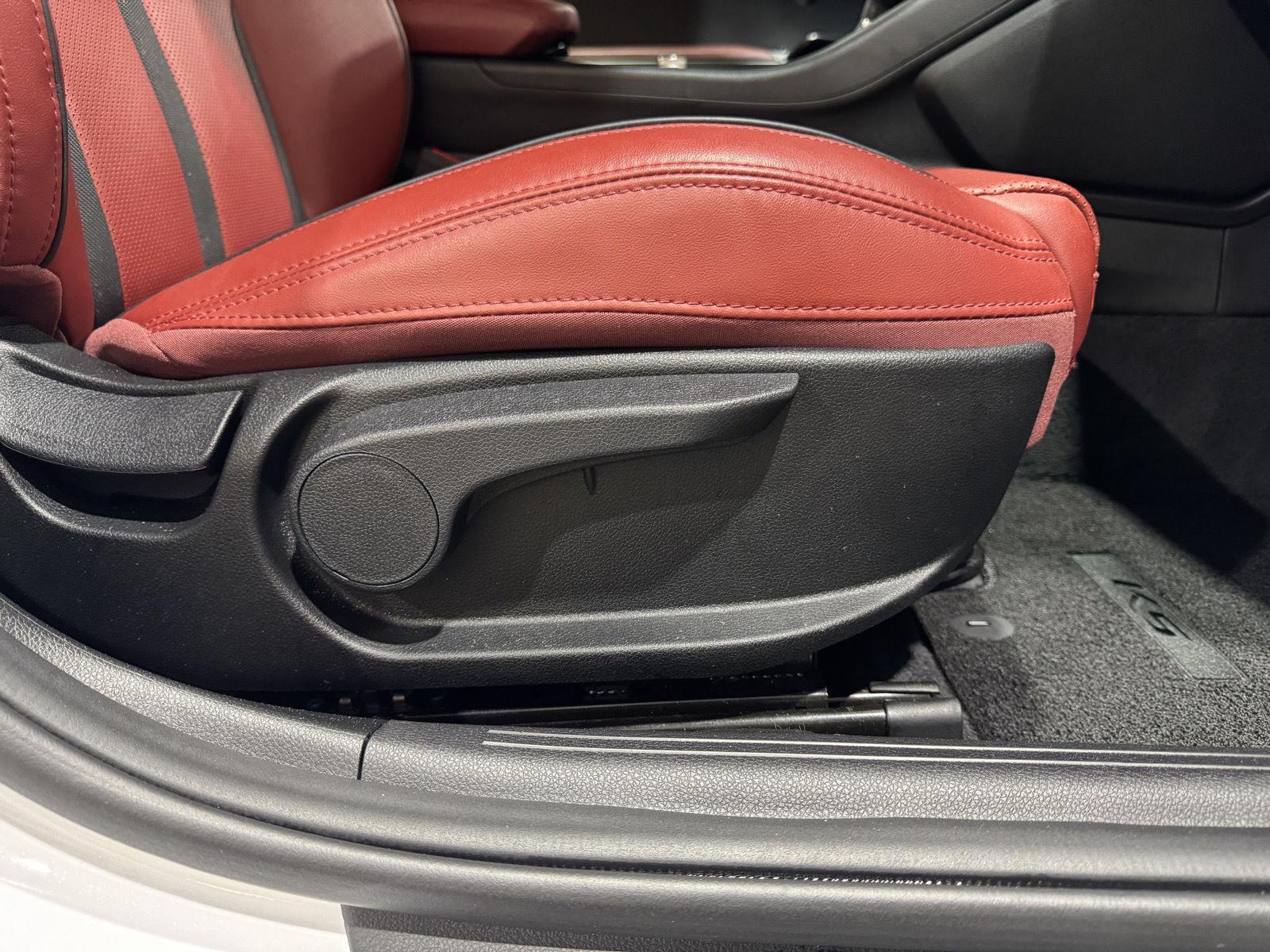 Vehicle photo 28