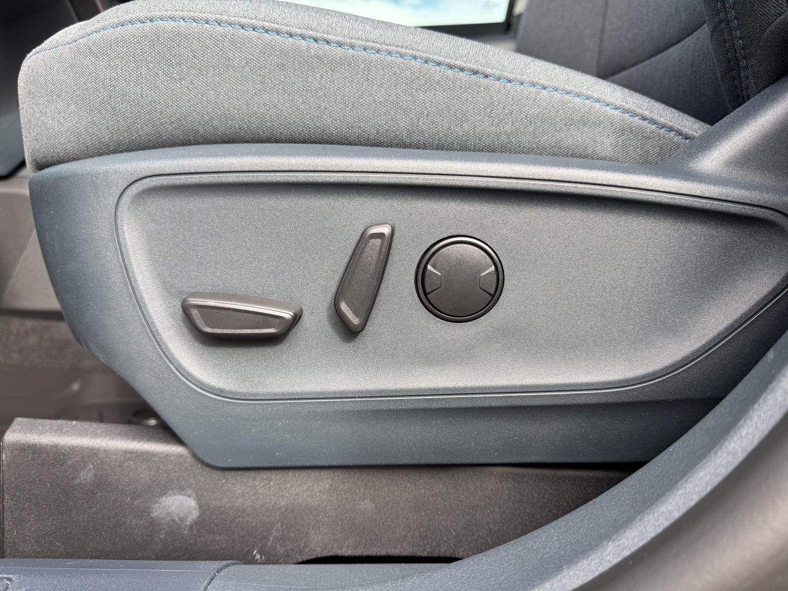 Vehicle photo 22