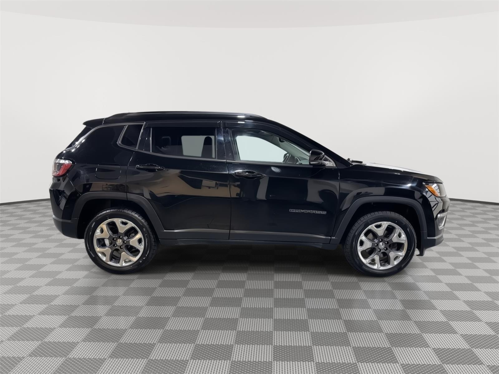 Vehicle photo 8