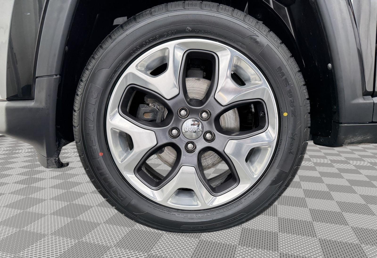 Vehicle photo 12