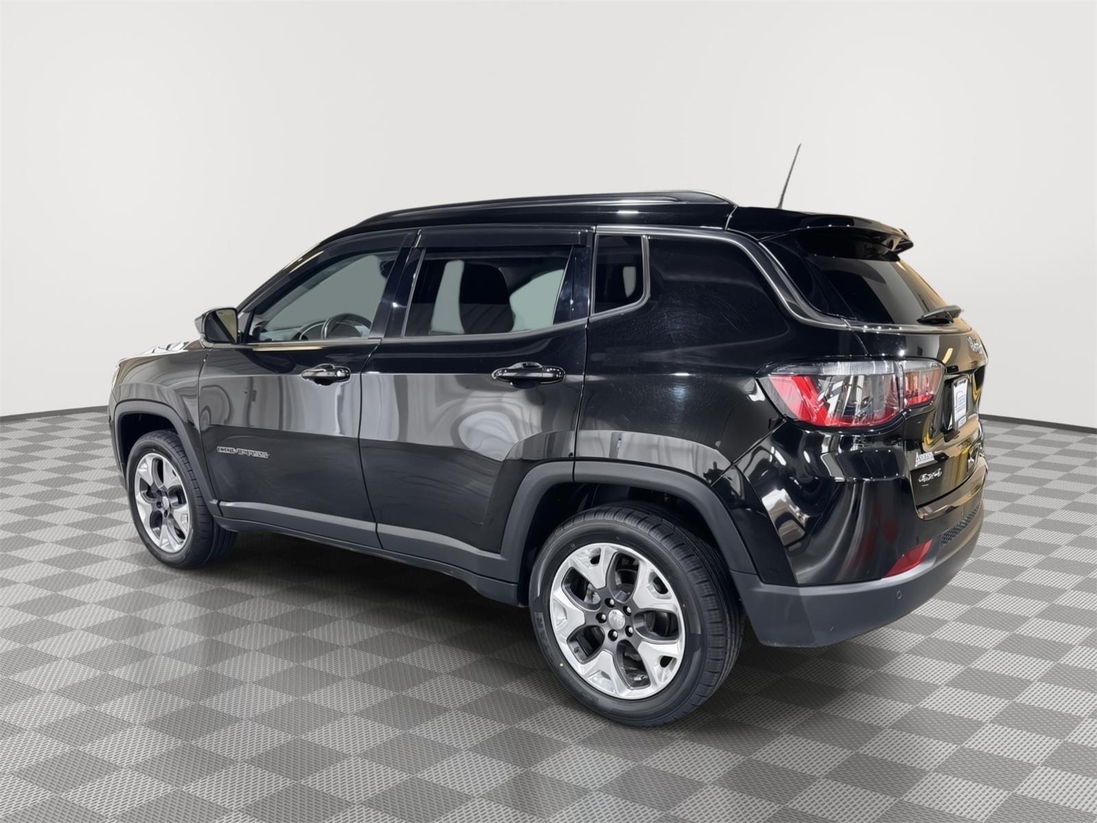 Vehicle photo 11