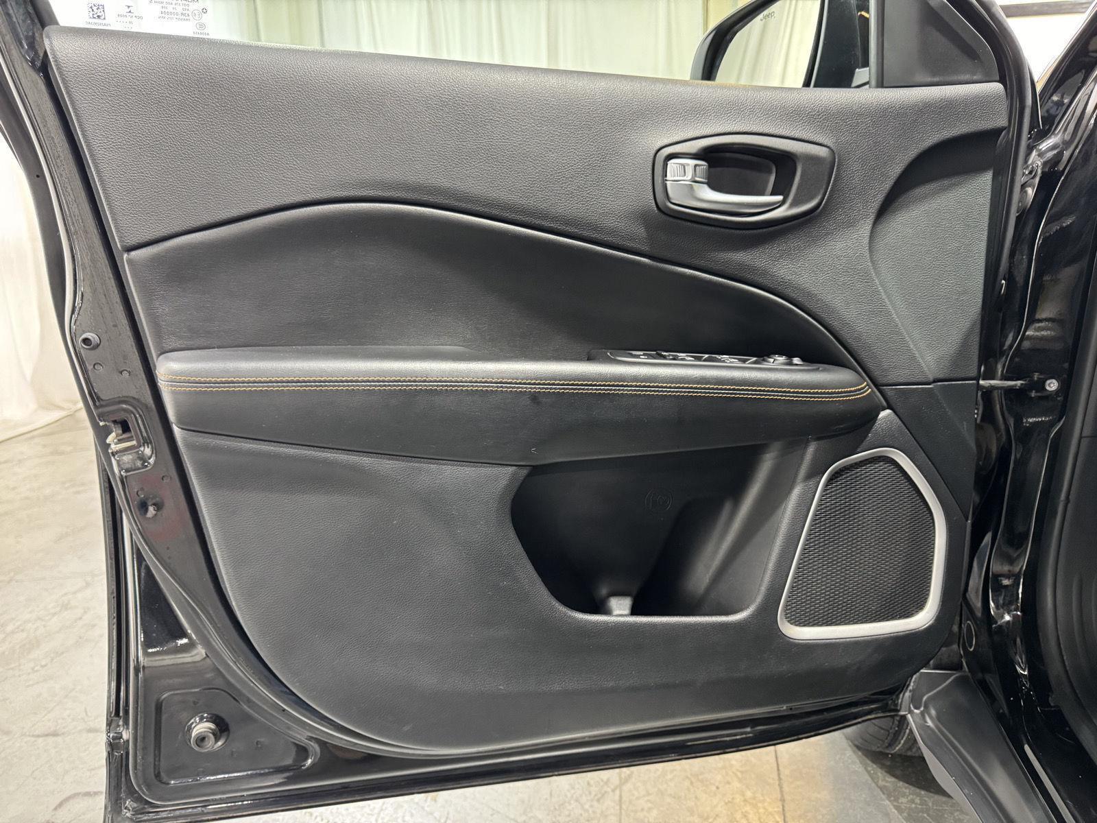 Vehicle photo 18