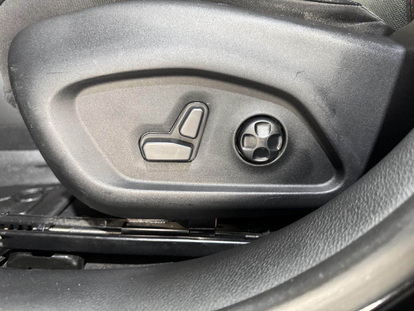 Vehicle photo 23