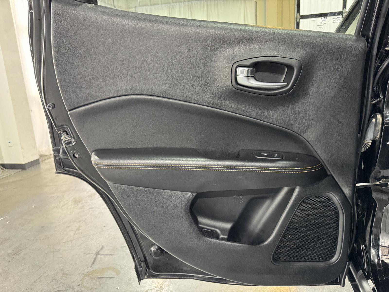 Vehicle photo 32