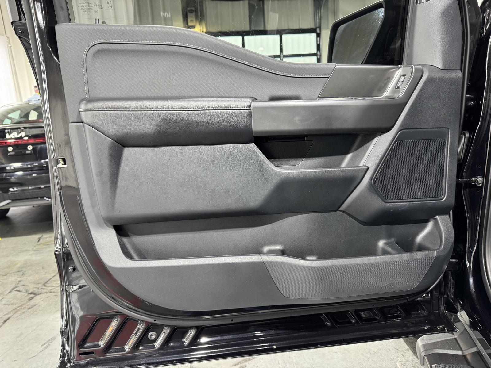 Vehicle photo 16