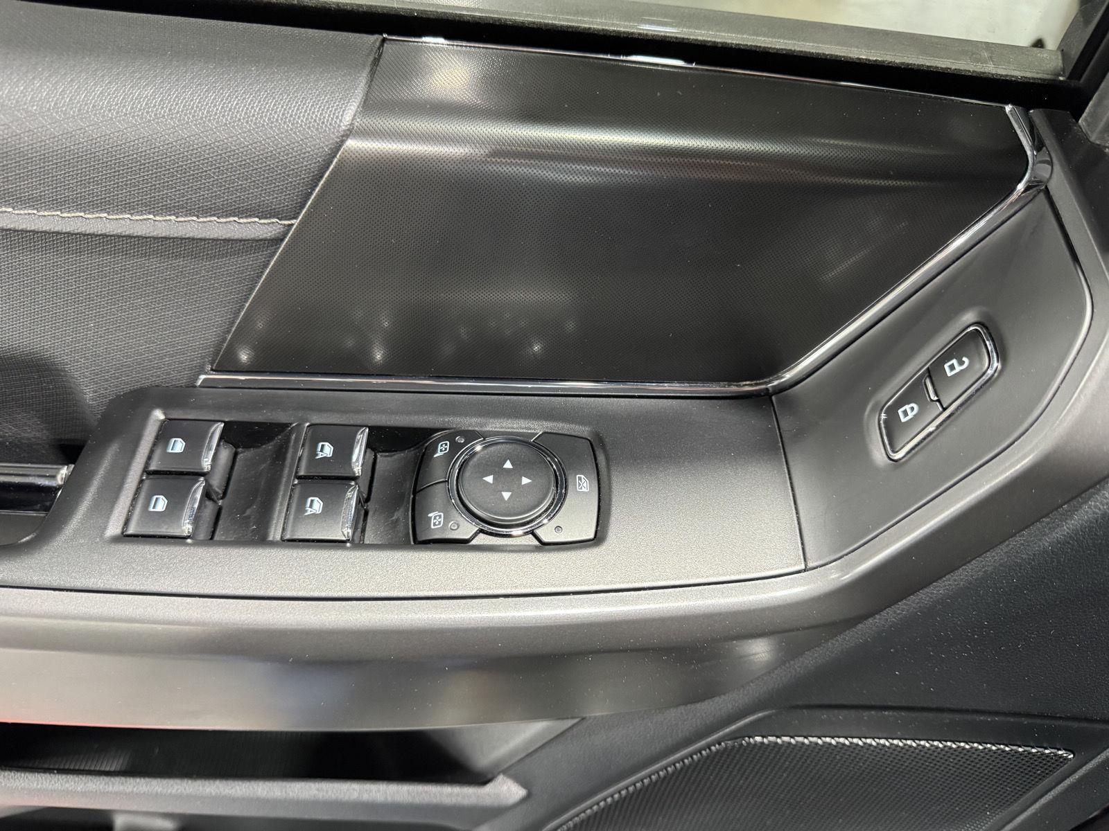 Vehicle photo 17