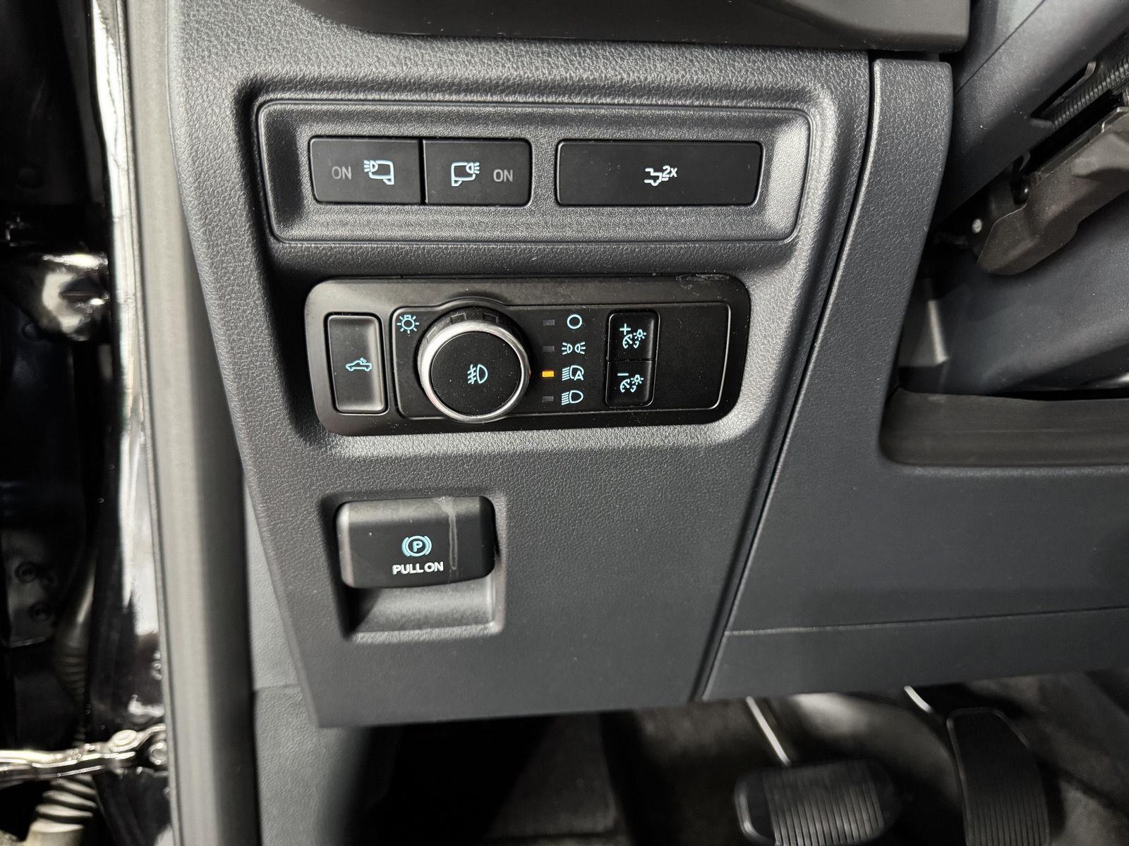 Vehicle photo 18