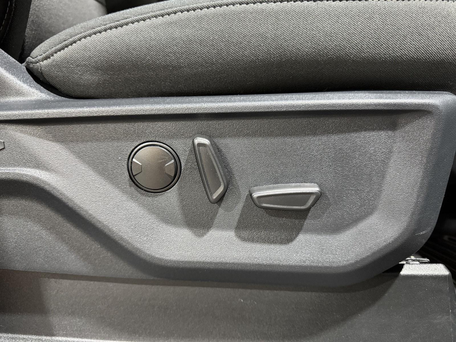 Vehicle photo 24