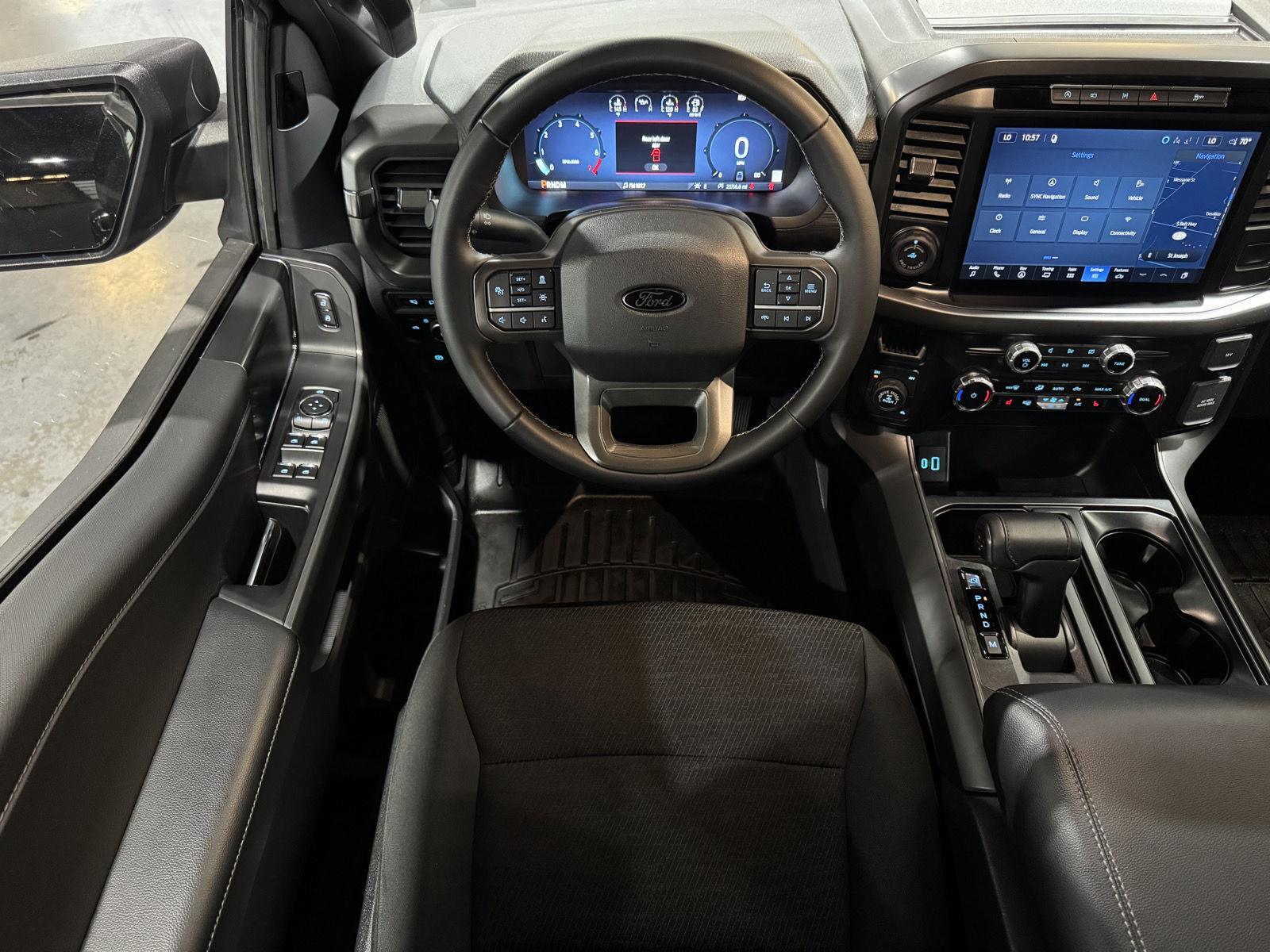 Vehicle photo 25