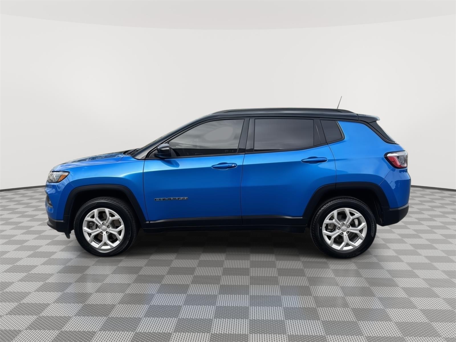 Vehicle photo 2