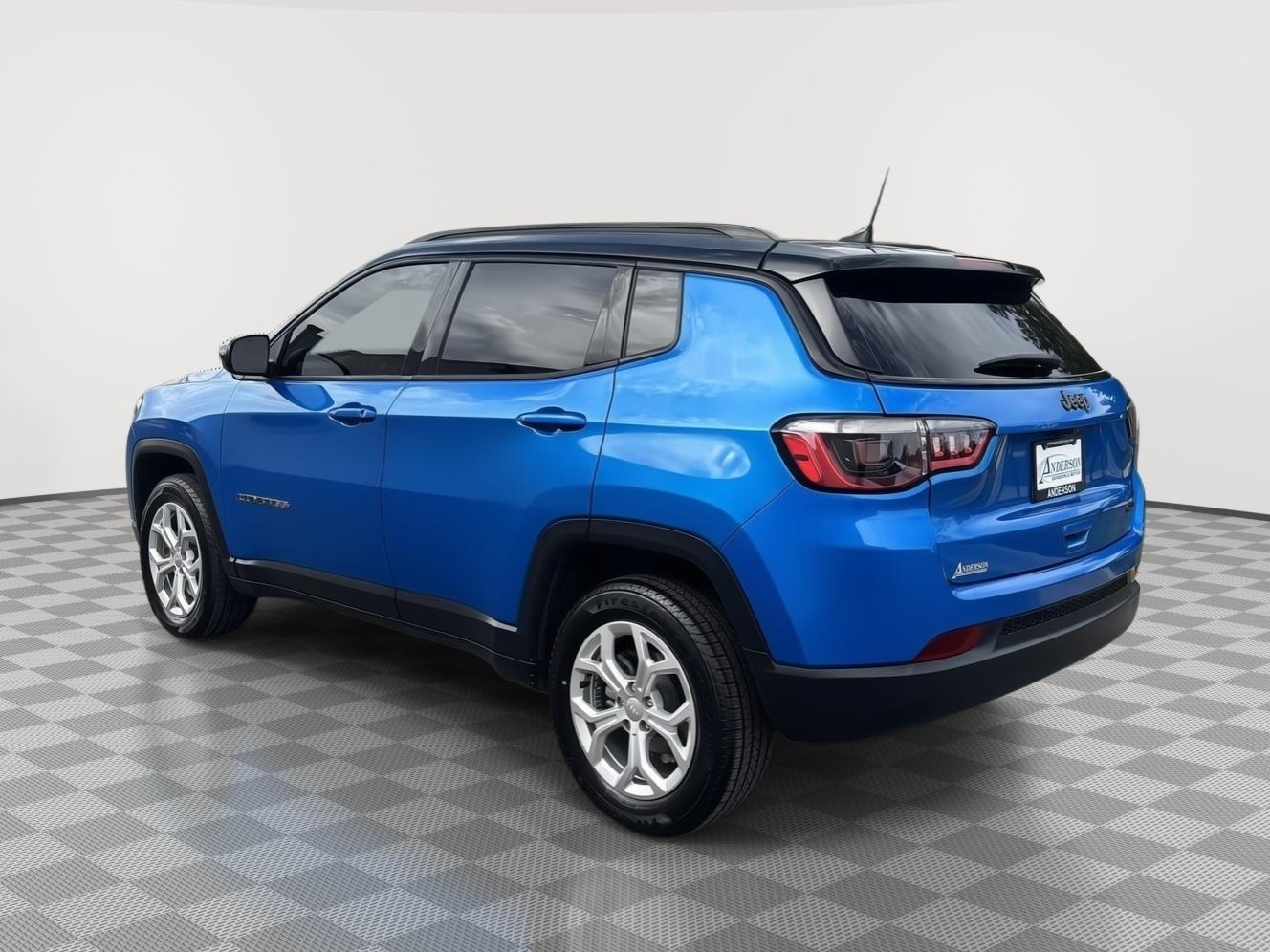 Vehicle photo 5