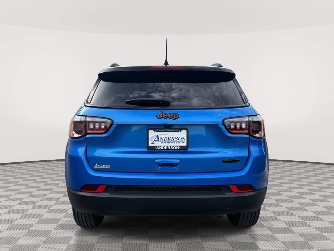 Vehicle photo 6