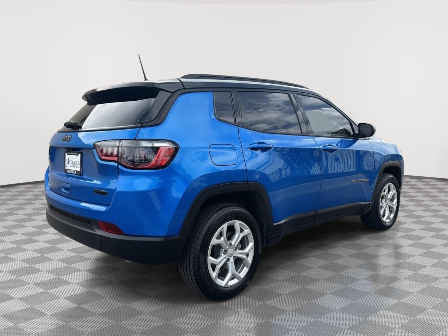 Vehicle photo 7
